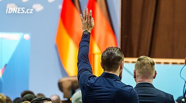 Předák mladé AfD končí. Volal po Velkoněmecku, na mapě vvybarvil i části Česka