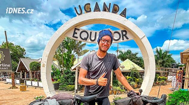 Krádež, ošklivý pád i smrt na silnici. Čech projel africkou divočinu na kole