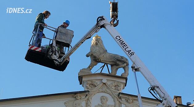 Šturs'un heykeli gitmek zorundaydı. Olağanüstü bir durumdaydı