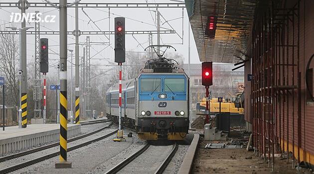 Vlak ve Svitavách srazil člověka, provoz na trati je přerušen