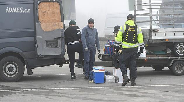 Gümrük memurları sınırlarda devriye geziyor ve Polonya'da tütüne el koyuyor