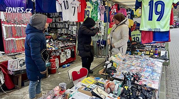 Pryč z chodníků. Hřensko „usměrňuje“ vietnamskou tržnici, obchodníkům běží čas