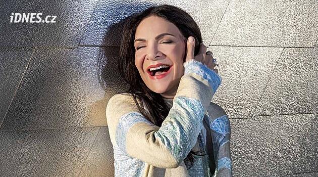 Anna K. bir senfoni konserine hazırlanıyor