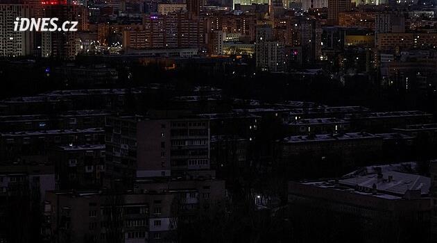 Tma v Kyjevě. Po ruském útoku zůstává bez proudu přes milion domácností