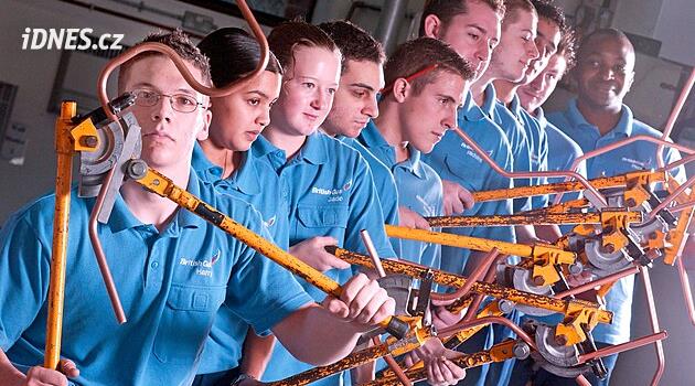 Robot ruce do záchodu zatím nestrčí. Mladí se kvůli obavám vracejí k řemeslům