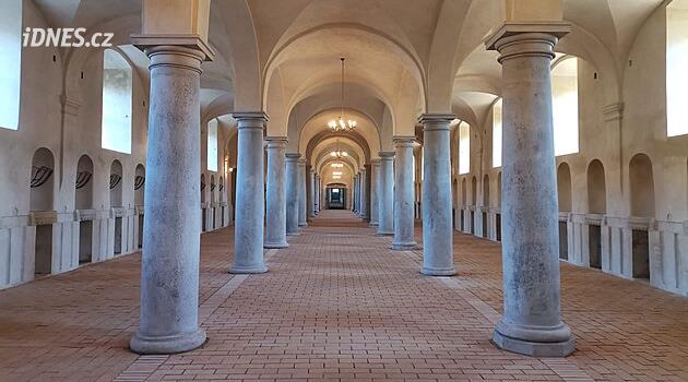 Yenilenen at ahırı Advent pazarlarının ilgisini çekiyor