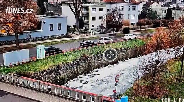 Polis Bilina Nehri'ndeki su kirliliğiyle uğraşıyor