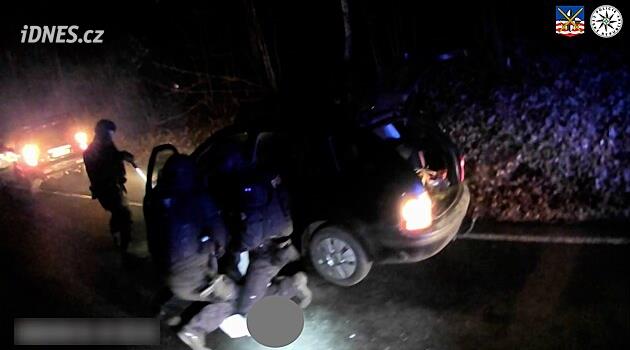 Polis Kraslice'de bir uyuşturucu satıcısı ve bira imalatçısını ortaya çıkardı