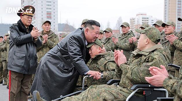 Kim Čong-un objímal a vítal ženisty z Kurské oblasti - iDNES.cz