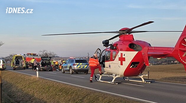 Opilý řidič dodávky na Benešovsku narazil do stromu. Zranil sebe a dalších pět lidí