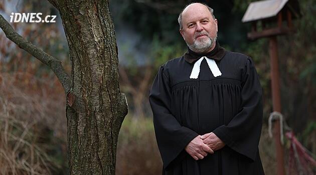 Dejte prostor tichu a jen buďte, radí farář. Občas pořádá bohoslužby i v hospodě