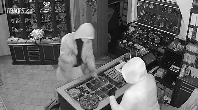 İki hırsız Český Krumlov'daki bir mağazadan madeni para ve mücevher çaldı