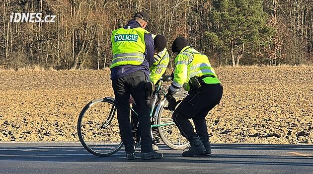Při odbočování na cyklostezku se střetl s autem. Cyklista je v kritickém stavu