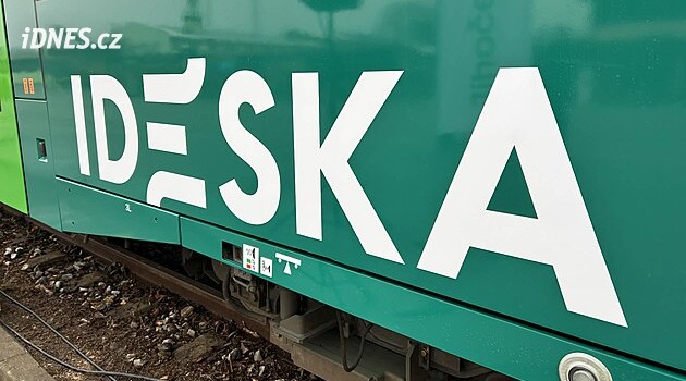 Zdražení, zrušené spoje i zpoždění ranních autobusů. Ideska stále čelí kritice
