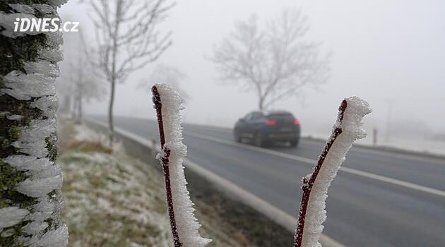 Na Liberecku leží sníh i na hlavních tazích, na východě Čech mohou silnice namrzat