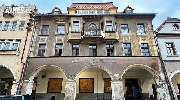 Opravte domy v Žatci, nebo zaplatíte víc. Město zvedlo daň z nemovitosti