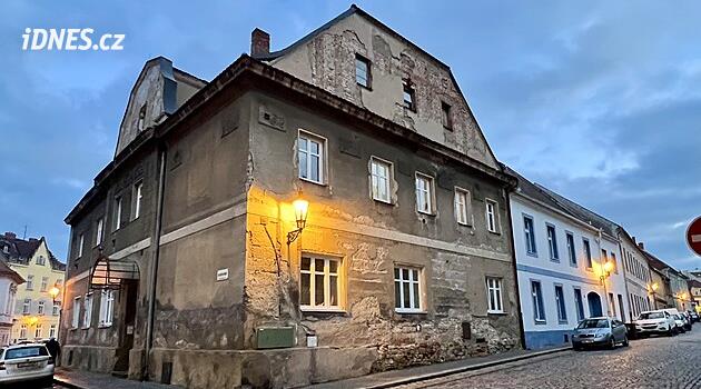 Daň pro obchodníky s chudobou Žatci: Podnikatel neuspěl u soudu, musí platit víc