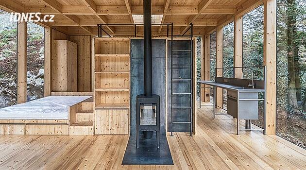 Domek u Třebíče je jako prosklená ptačí budka, stojí jen na sloupcích Domek u Třebíče je jako prosklená ptačí budka, stojí jen na sloupcích