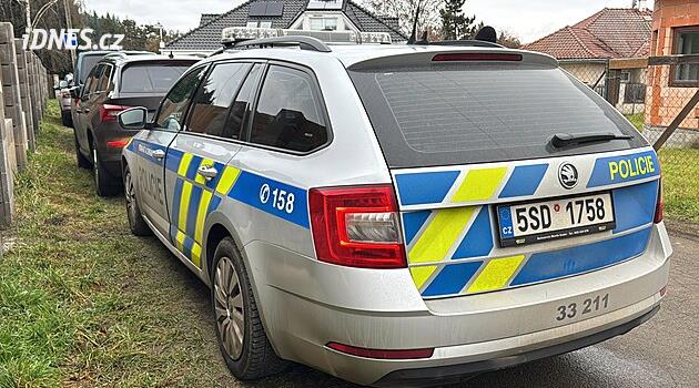 Žďár yakınlarında otostop çeken çıplak bir adam, araba kullanırken arabadan atladı