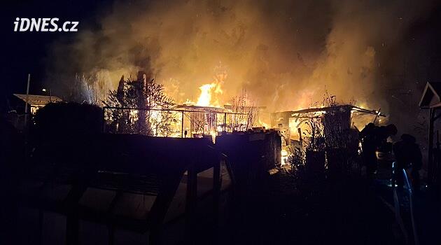 Hasiči likvidovali požár chat v Přerově. Explodovala obvyklá, leč nebezpečná věc