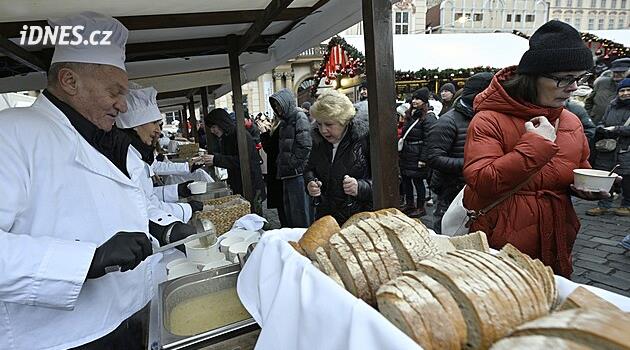 Rozlévání rybí polévky na Staroměstském náměstí opět provázel velký zájem