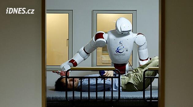 Japonsko má návod na zmírnění populační krize. O seniory se postarají roboti