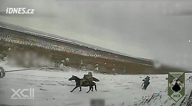 VIDEO: Ruský voják na koni se lekl ukrajinského dronu, zvíře útok přežilo