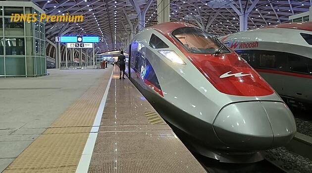 Místo průvodčích tu korzují uklízeči. V Asii jsme se svezli extra čistým rychlovlakem