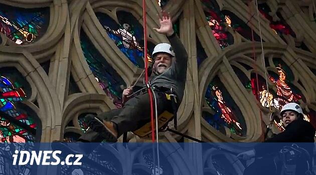 Pavel kendini tırmanıcı olarak gösterdi. İpin üzerinde katedral temizliğine katıldı