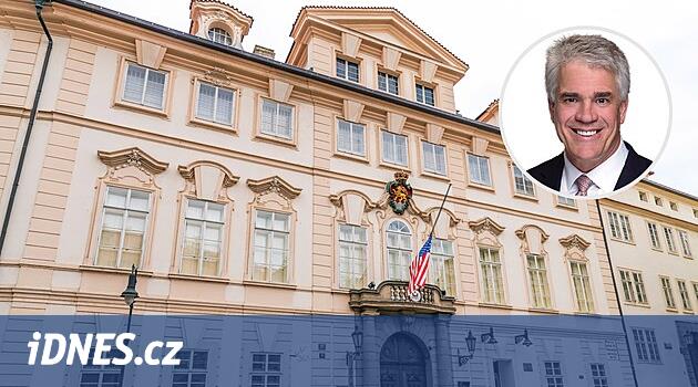 Vystudoval Harvard a spravuje miliardy. Do Prahy míří nový americký velvyslanec