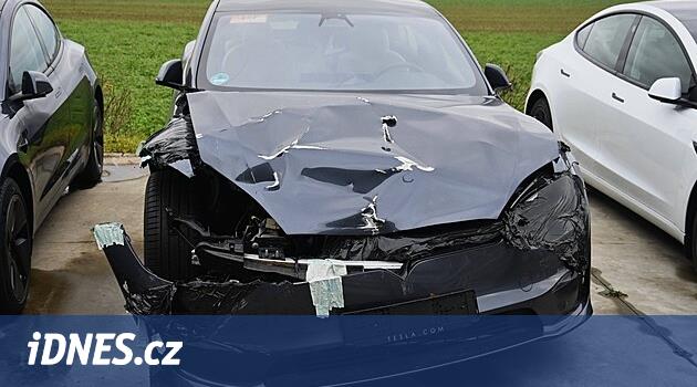 Nehoda s autopilotem? Viník je nepozorný řidič, brání se Tesla placení odškodného