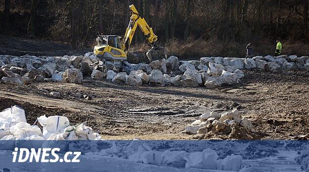 Luky'deki Konvalinkův Splav tanınmaz. Balık göçü için bir balıkçılık var