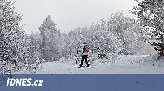 Oğlunu arabada bıraktı ve kayak yapmaya gitti. Beş yıllık bir çocuk ceketsiz tarlada dolaştı