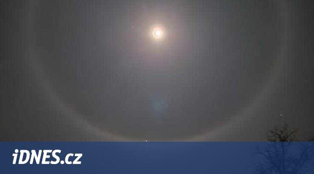 UFO zaten burada, iç mekan fenomeninde eğleniyorum. Ayın etrafında bir daire oluşturur