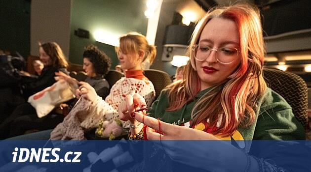 Stres ve hızlı modaya karşı. Viyana sinemasında, bir filmde birlikte sallanıyor