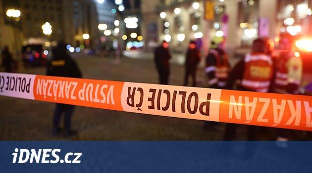 Prag Belediye Evi'ndeki bildirilen bomba nedeniyle polis yüzlerce insanı tahliye etti