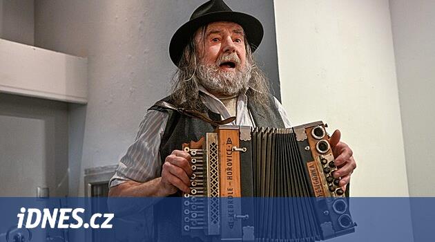 Efsanevi akordeoncu Pepíček čečil öldü. Altın Kaplan'da Hrabal ile oturdu