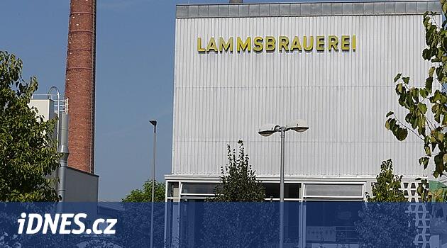 Boşuna olan kadın, bir şişe ile 50 yıllık bir sandık döndürdü. Onları bira fabrikasına götürdü