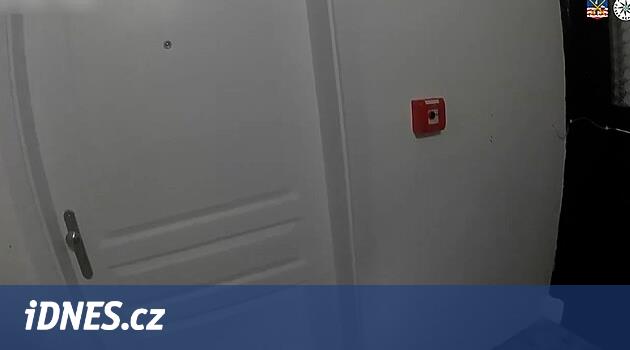Genç adam komşusuna bir bıçakla saldırdı, sonra daireye kilitlendi. Polis onun için bitti