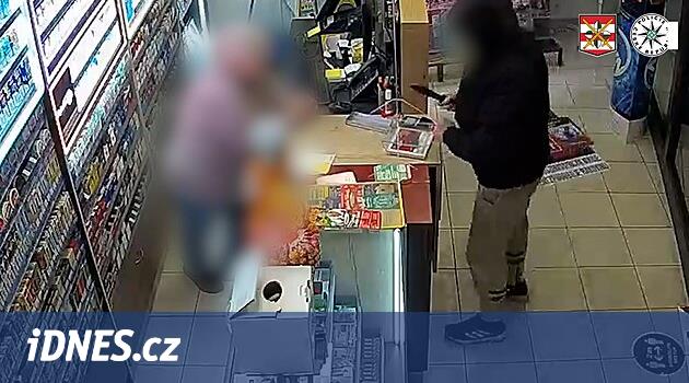 Satıcı soyguncuları polise bıçak çağrısı ile şaşırttı, kaçmayı tercih etti