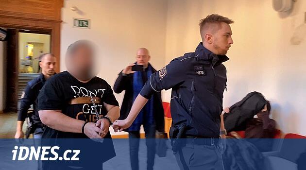 Komşulara göre kulübeyle konuştu. Sonra sapkın etkisi altında bir kadını bıçakladı ve oğlunu yaraladı