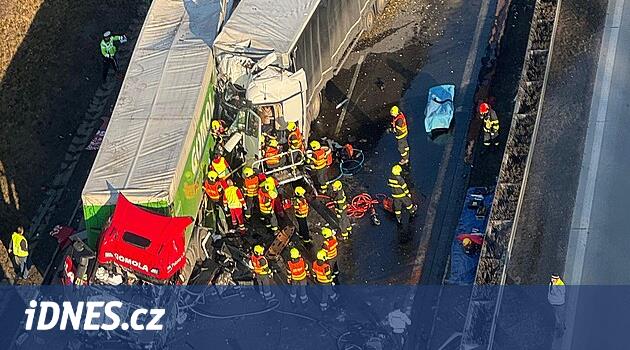 Ostrava yakınlarındaki D1'de altı kamyon çarpıştı, dört yaralı hastaneye nakledildi