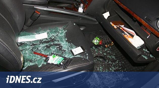Acil bir çekiçle bir hırsız arabayı soydu, sivilde bir polis memuru yakaladı