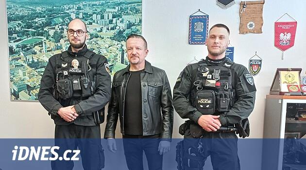 Budweis subayları, değeri var olan müdahalenin bir videosu için bıçaklı bir adamı silahsızlandırdı.