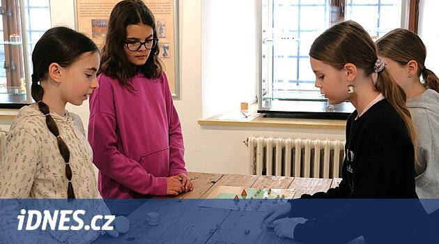Orta Çağ'a atlamak için. Mobil çocuklar yerine çocuklar skittles, lacivert, tatar yayı veya küpler