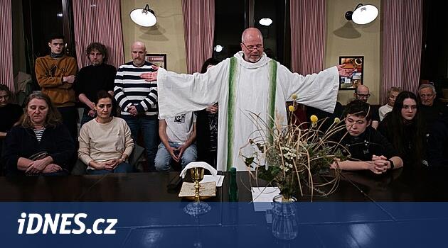 Vicar'ın ejeksiyonu etrafındaki Prag çatışması Brno Brno tarafından tedavi edilmedi. Pub'da kütle