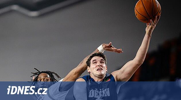 Tyson gibi ısır! Basketbol oyuncusu Děín Rakip Bloodyly Burun