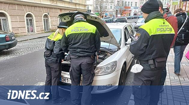 Merhaba, arabamı başlatmıyorum. Çağrı konusunda sürücülerin donlarında polis memurları
