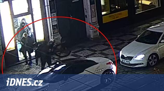 Sokaktaki öfkeli sarhoş bir elektrikli bisiklet uzanıyordu, sonra arabaya aldı