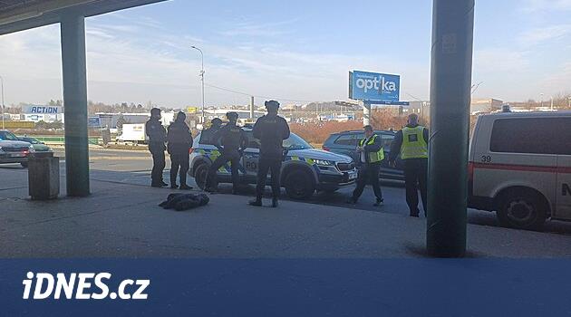 Adam, polis memurları tarafından gözaltına alınan siyah köprüdeki otobüste bomba ile tehdit etti